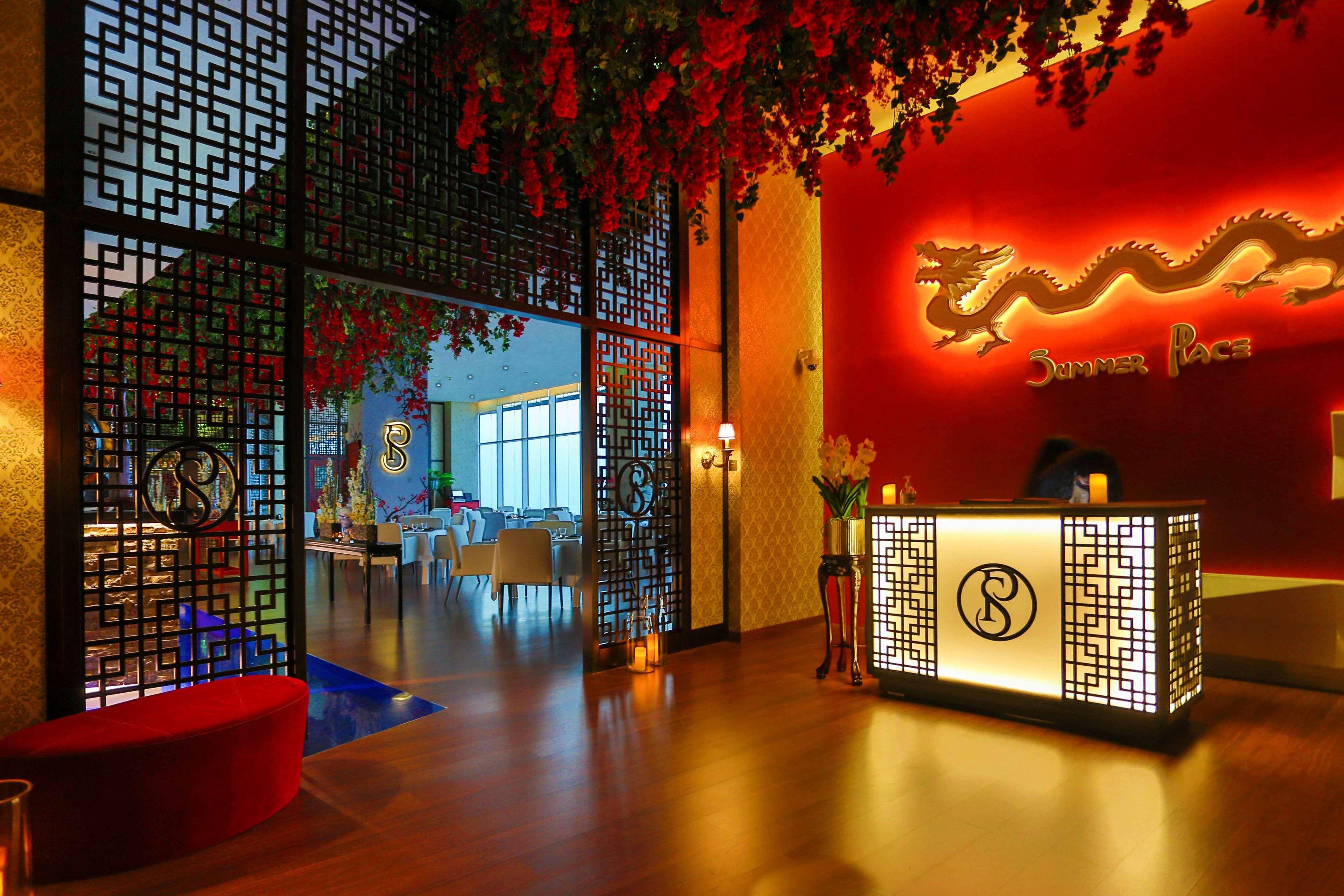 วี โฮเทล ดูไบ คูริโอ คอลเล็กชั่น บาย ฮิลตัน Hotel ภายนอก รูปภาพ The lobby of the restaurant