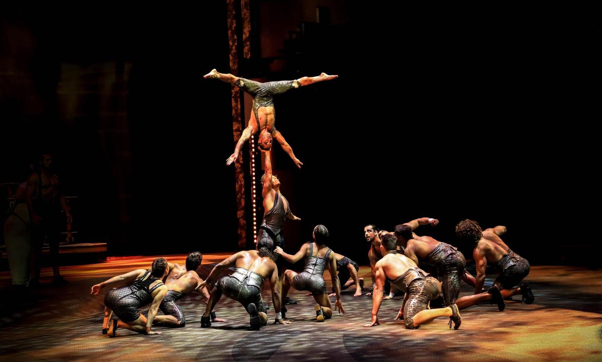วี โฮเทล ดูไบ คูริโอ คอลเล็กชั่น บาย ฮิลตัน Hotel ภายนอก รูปภาพ The cast of Disney on Ice performing "The Lion King"