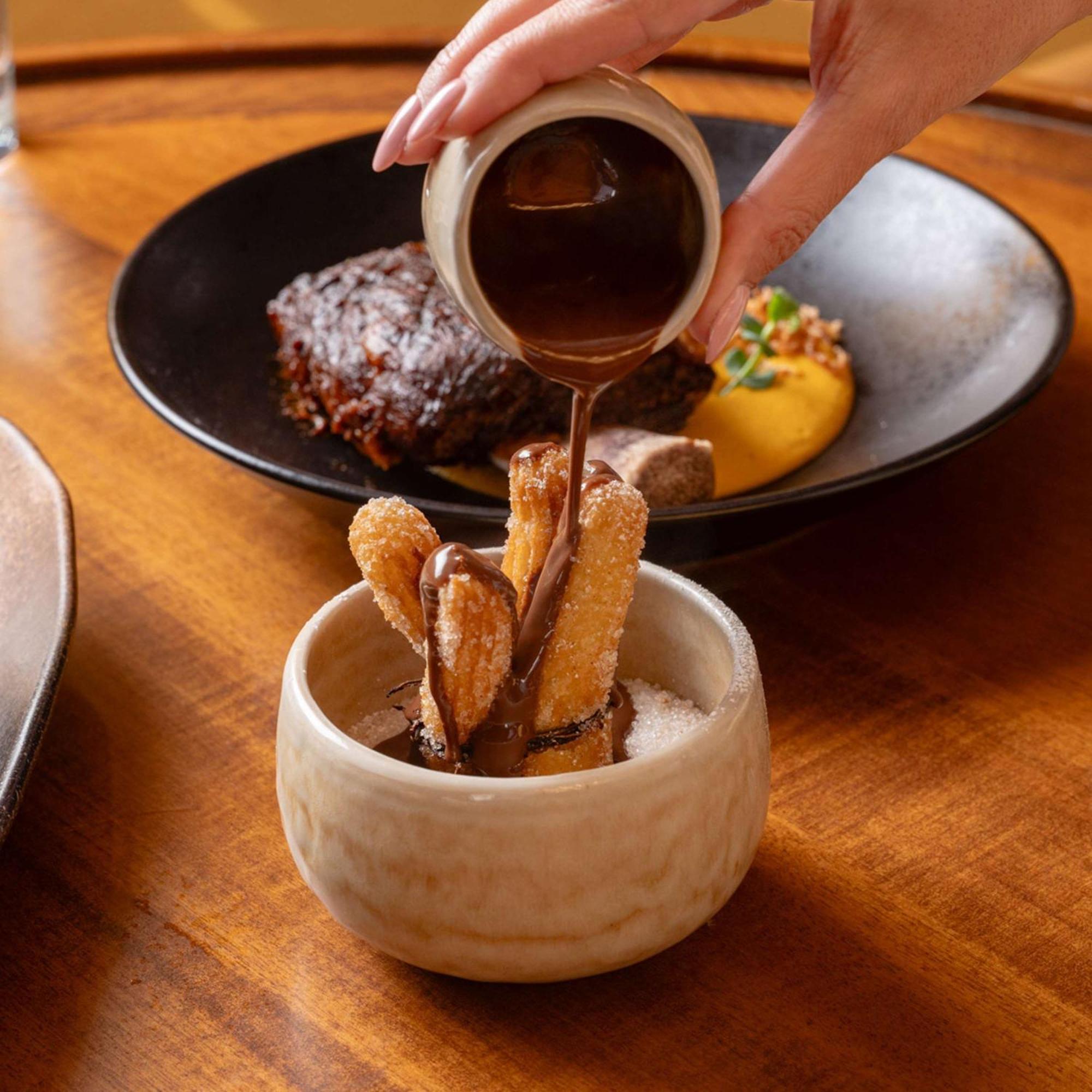 วี โฮเทล ดูไบ คูริโอ คอลเล็กชั่น บาย ฮิลตัน Hotel ภายนอก รูปภาพ Soy sauce being poured on tempura