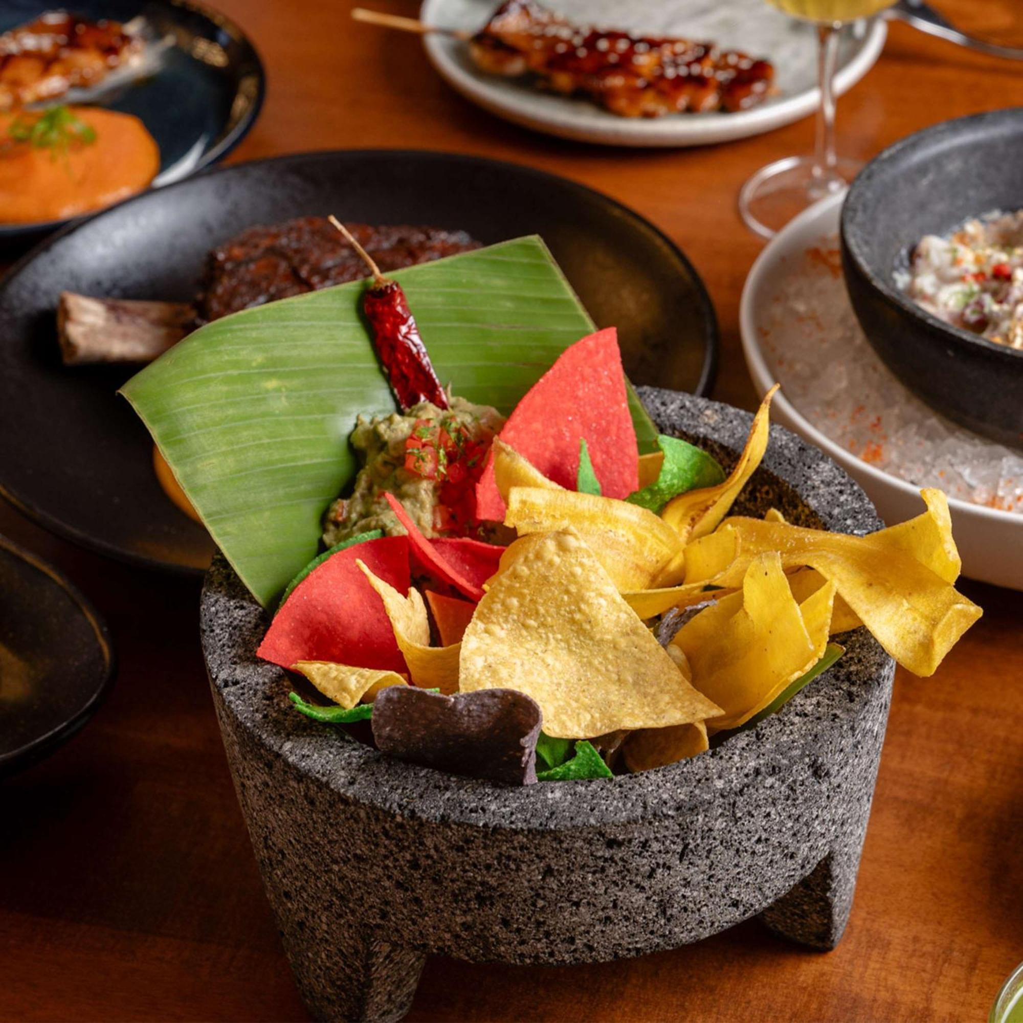 วี โฮเทล ดูไบ คูริโอ คอลเล็กชั่น บาย ฮิลตัน Hotel ภายนอก รูปภาพ Guacamole