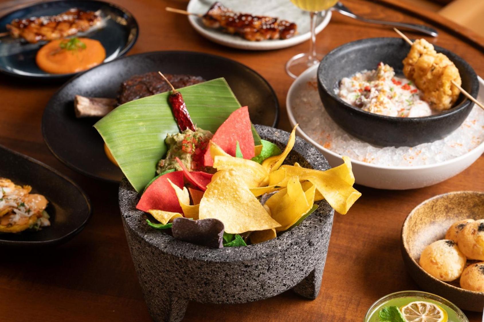 วี โฮเทล ดูไบ คูริโอ คอลเล็กชั่น บาย ฮิลตัน Hotel ภายนอก รูปภาพ A selection of dishes at the restaurant